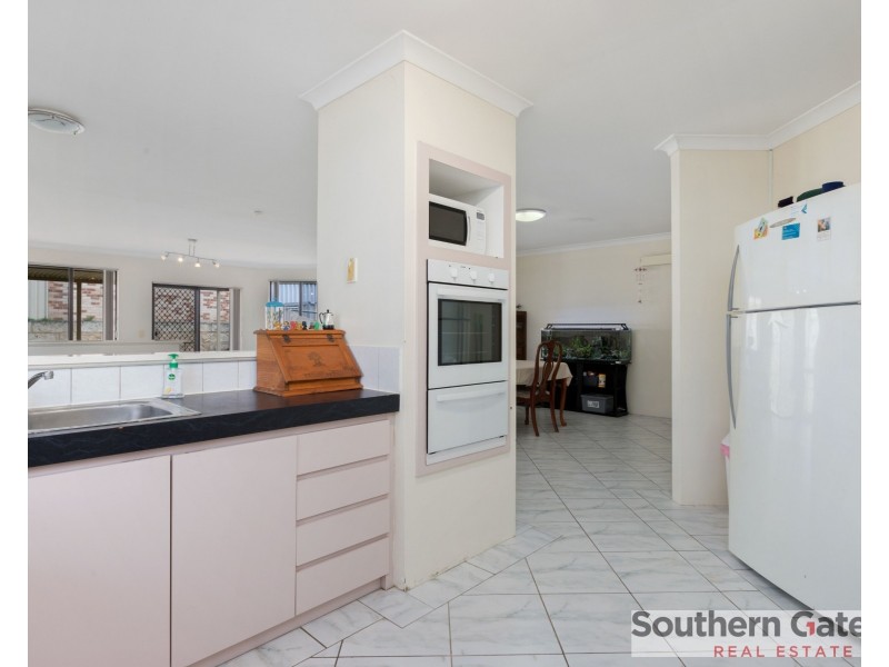 23 Oakfield Gardens, Parmelia WA 6167