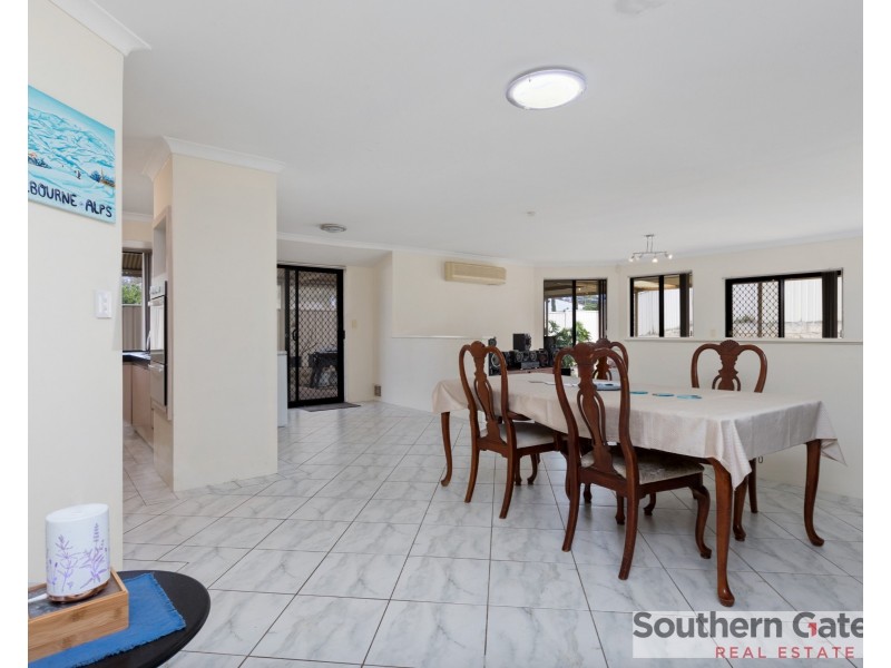 23 Oakfield Gardens, Parmelia WA 6167