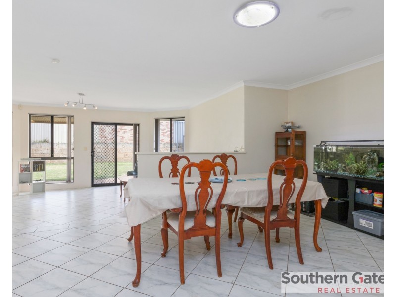 23 Oakfield Gardens, Parmelia WA 6167