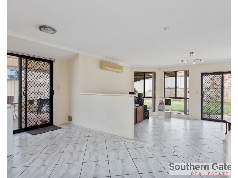 23 Oakfield Gardens, Parmelia WA 6167