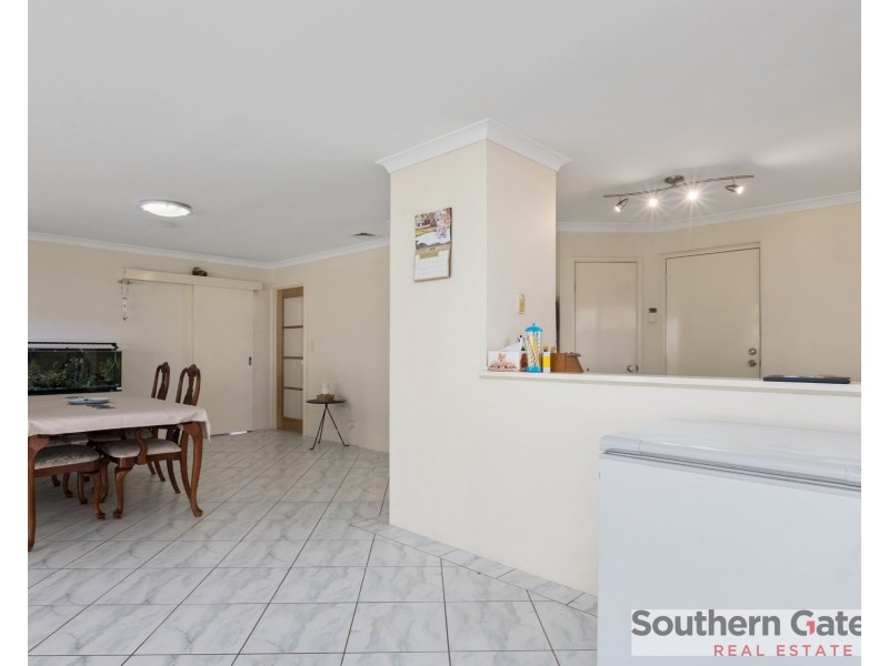 23 Oakfield Gardens, Parmelia WA 6167