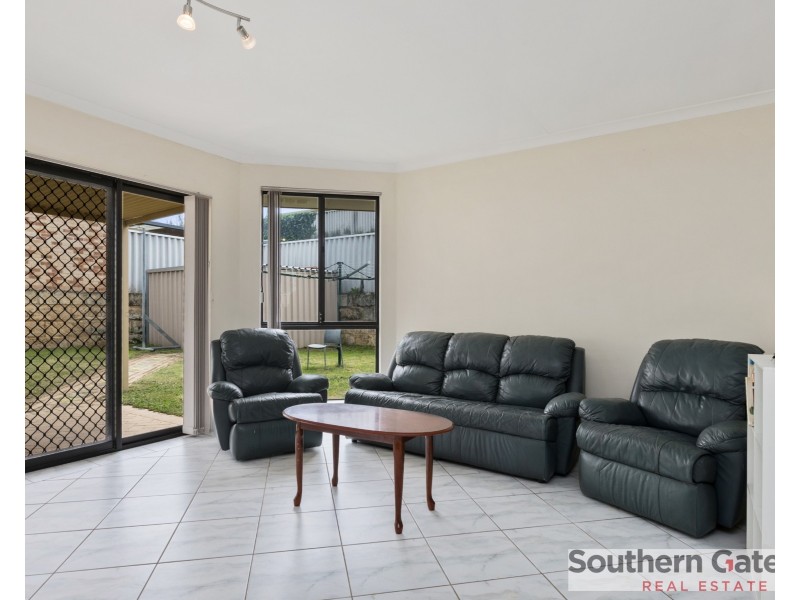 23 Oakfield Gardens, Parmelia WA 6167