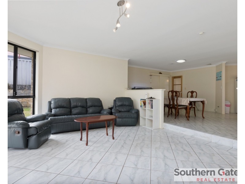 23 Oakfield Gardens, Parmelia WA 6167