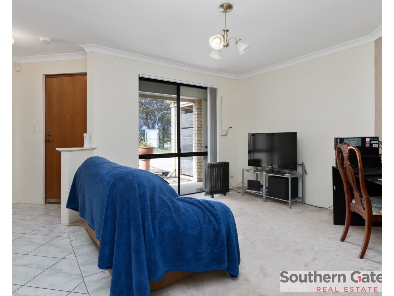 23 Oakfield Gardens, Parmelia WA 6167