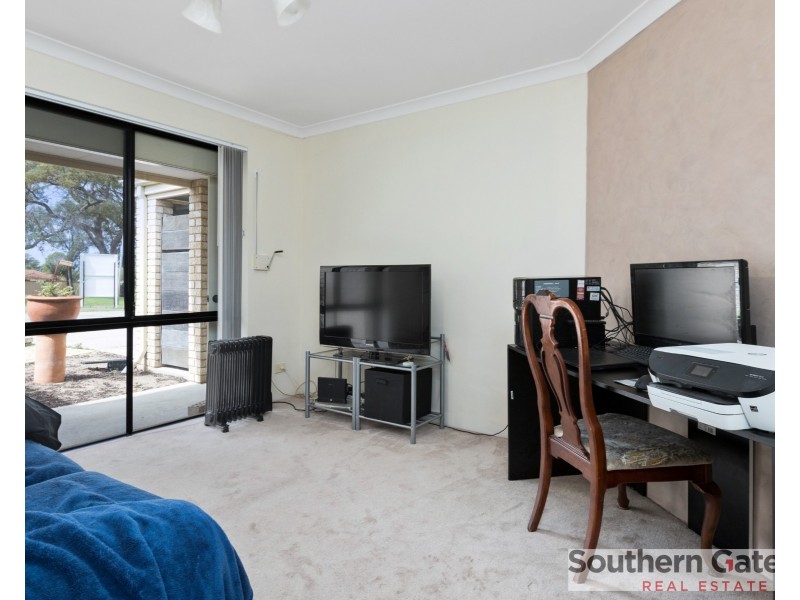 23 Oakfield Gardens, Parmelia WA 6167