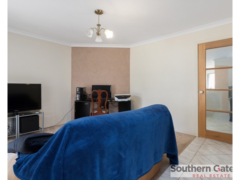 23 Oakfield Gardens, Parmelia WA 6167