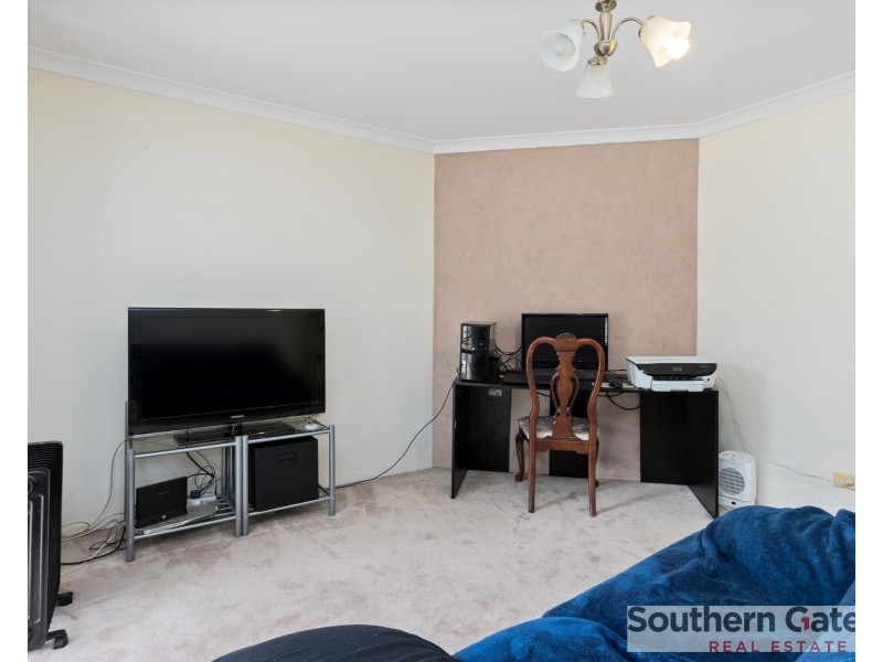 23 Oakfield Gardens, Parmelia WA 6167