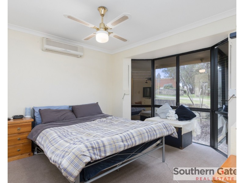 23 Oakfield Gardens, Parmelia WA 6167