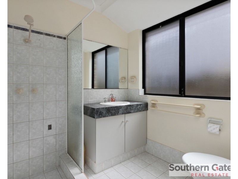 23 Oakfield Gardens, Parmelia WA 6167