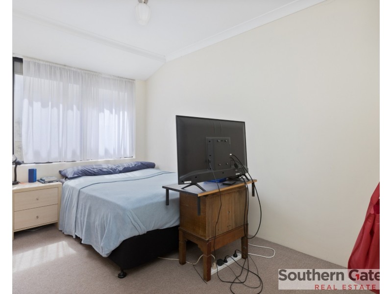 23 Oakfield Gardens, Parmelia WA 6167