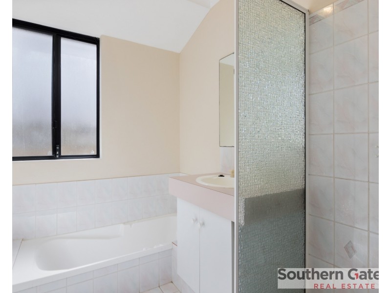 23 Oakfield Gardens, Parmelia WA 6167