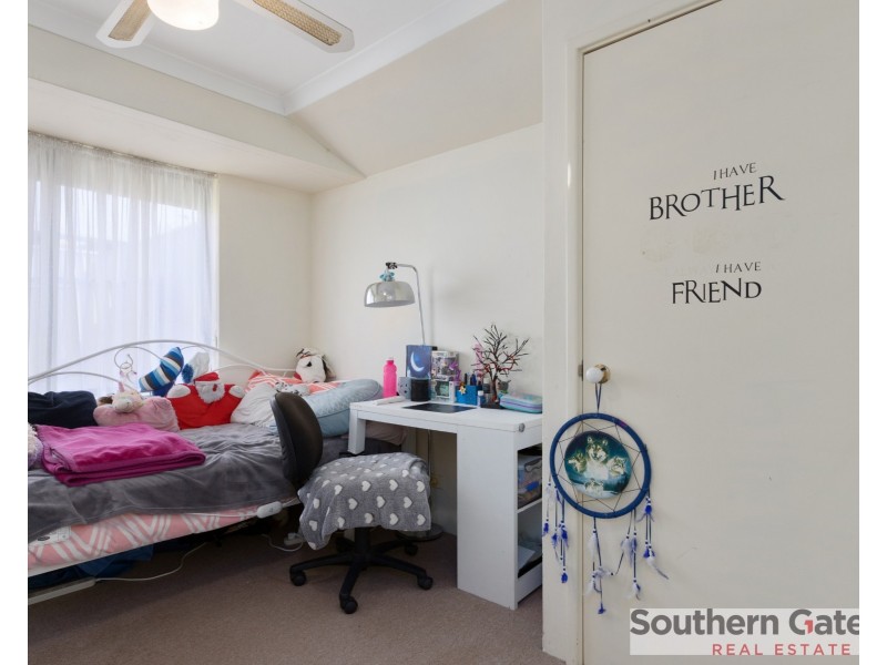 23 Oakfield Gardens, Parmelia WA 6167