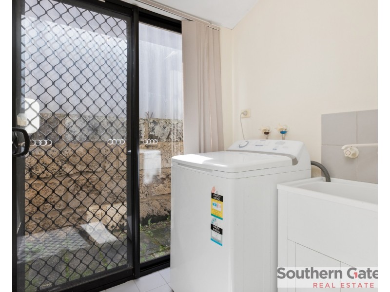 23 Oakfield Gardens, Parmelia WA 6167