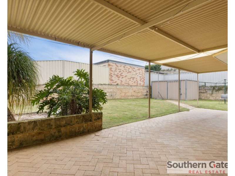 23 Oakfield Gardens, Parmelia WA 6167