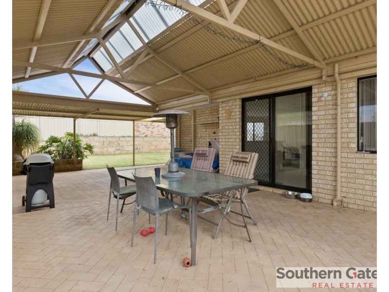 23 Oakfield Gardens, Parmelia WA 6167