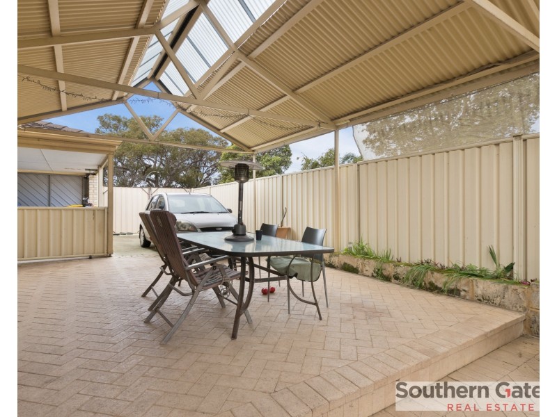 23 Oakfield Gardens, Parmelia WA 6167