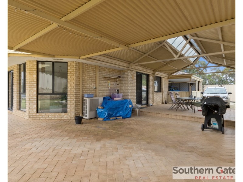 23 Oakfield Gardens, Parmelia WA 6167