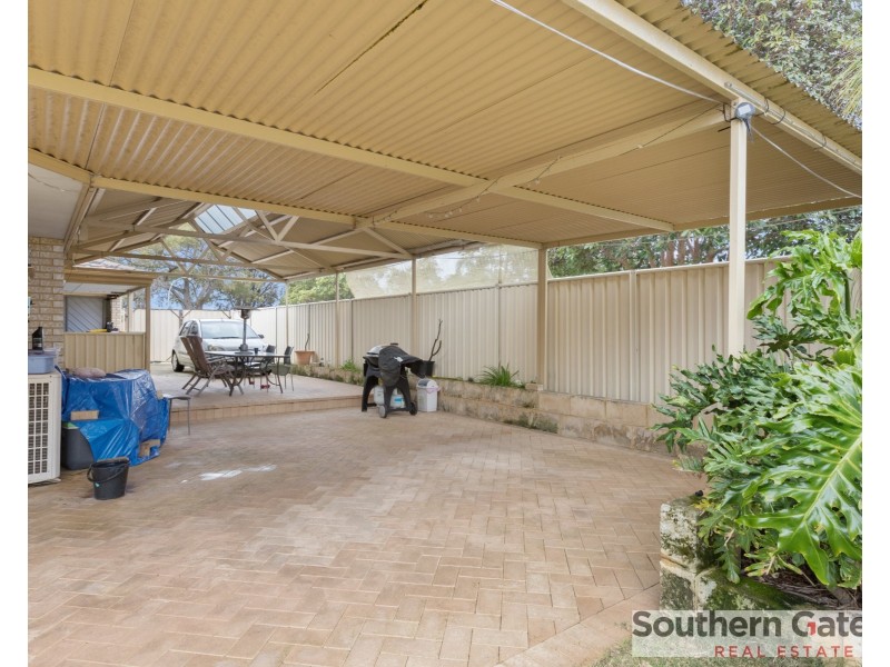 23 Oakfield Gardens, Parmelia WA 6167