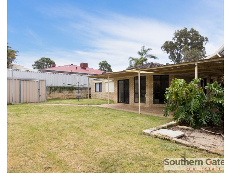 23 Oakfield Gardens, Parmelia WA 6167