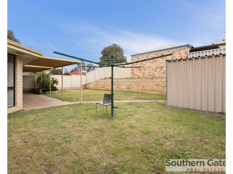 23 Oakfield Gardens, Parmelia WA 6167