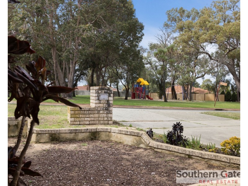 23 Oakfield Gardens, Parmelia WA 6167