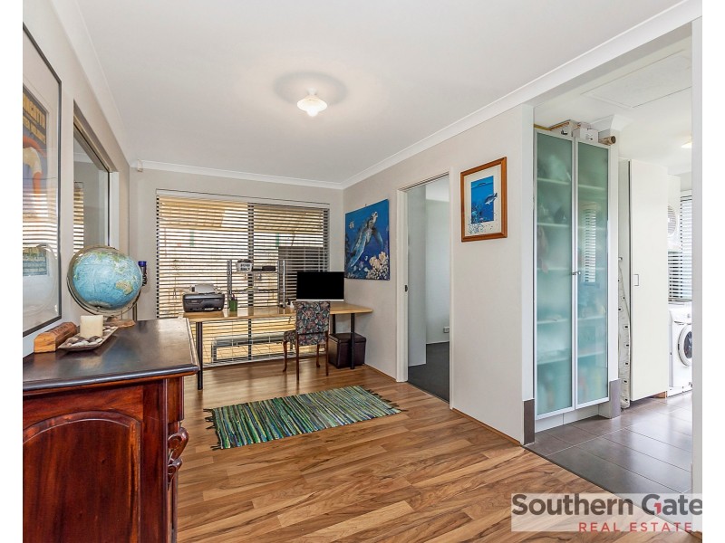 6 Madge Way, Leda WA 6170