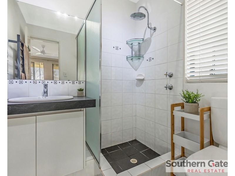 6 Madge Way, Leda WA 6170