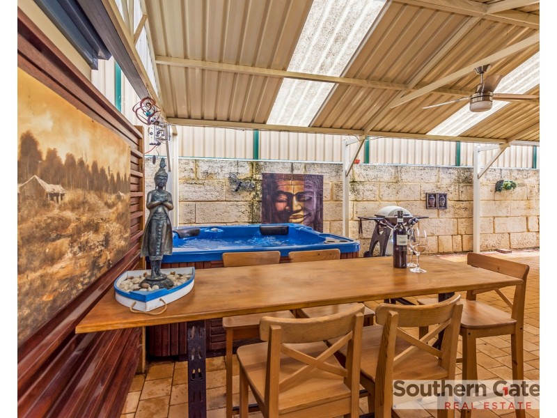 6 Madge Way, Leda WA 6170