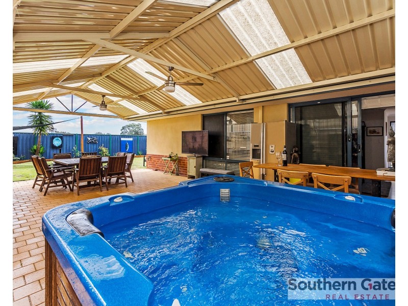 6 Madge Way, Leda WA 6170