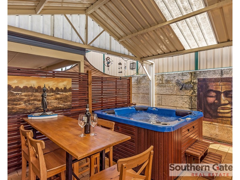 6 Madge Way, Leda WA 6170