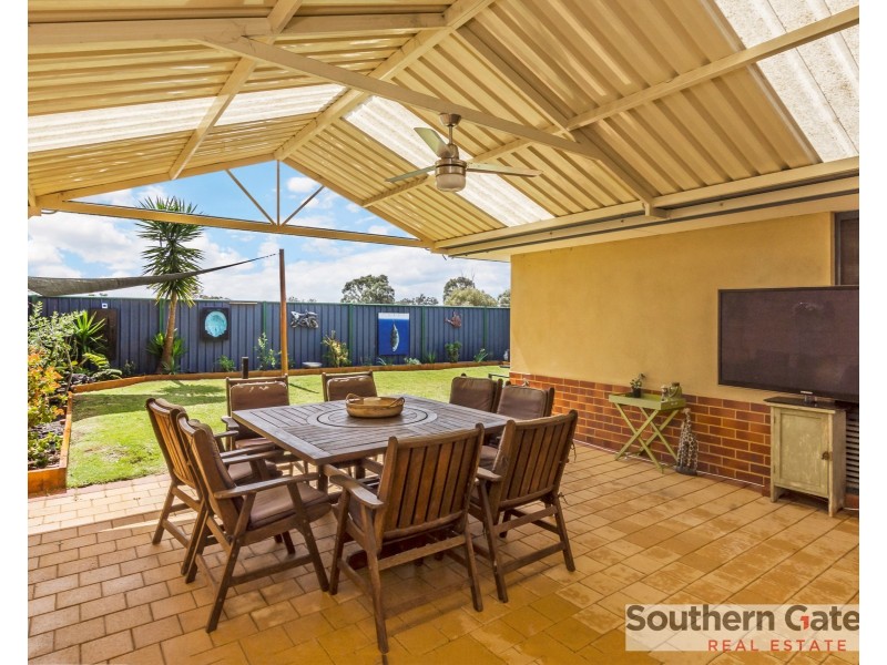 6 Madge Way, Leda WA 6170