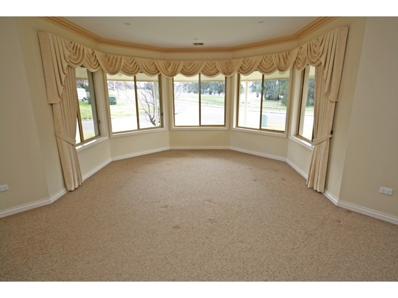 82 Lakehaven Dr, Wagga Wagga NSW 2650