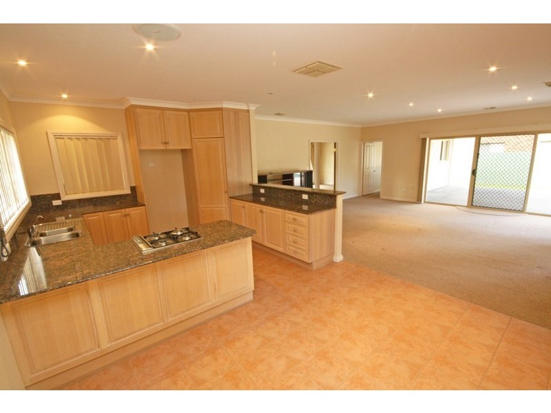 82 Lakehaven Dr, Wagga Wagga NSW 2650