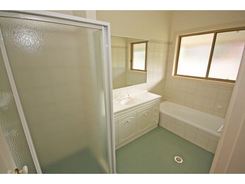 82 Lakehaven Dr, Wagga Wagga NSW 2650