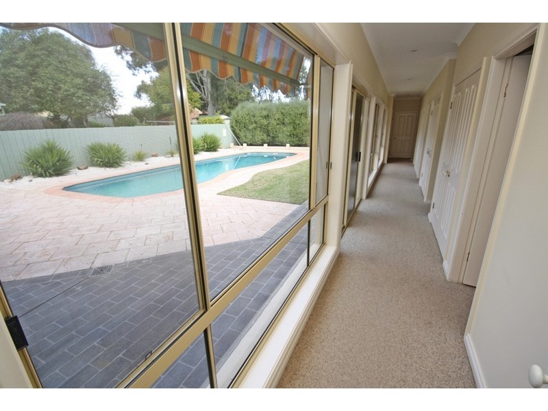 82 Lakehaven Dr, Wagga Wagga NSW 2650