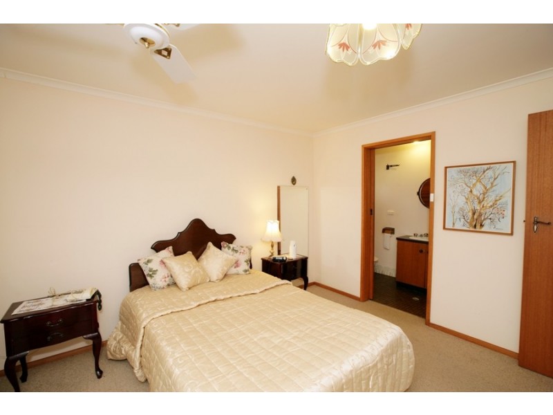 33 Nordlingen Drive, Wagga Wagga NSW 2650