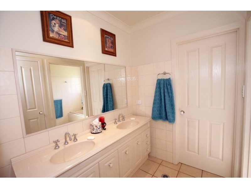 8 Evangelist Ave, Wagga Wagga NSW 2650