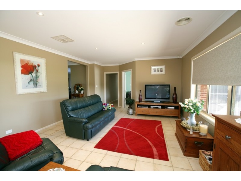 8 Evangelist Ave, Wagga Wagga NSW 2650