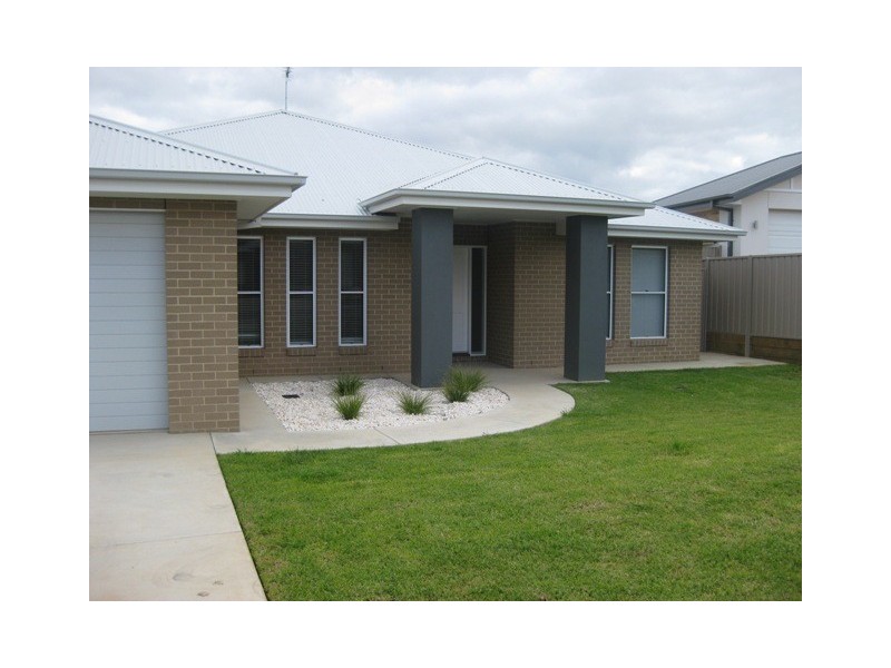 17 Clarence Place, Wagga Wagga NSW 2650