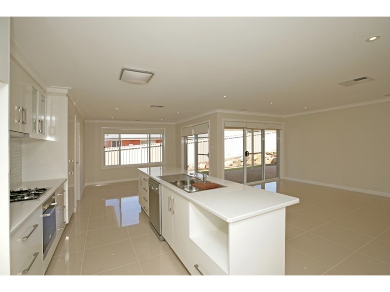 46 Yarrawah Crescent, Wagga Wagga NSW 2650