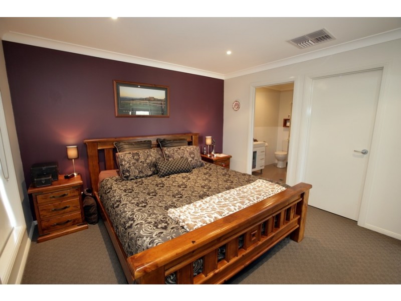 70 Riverview Drive, Wagga Wagga NSW 2650