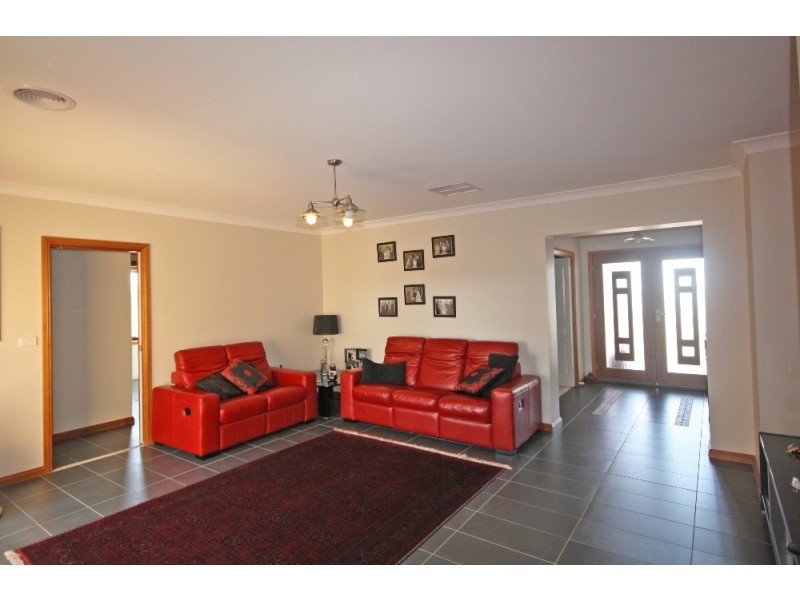 26 Dundale Crescent, Estella NSW 2650