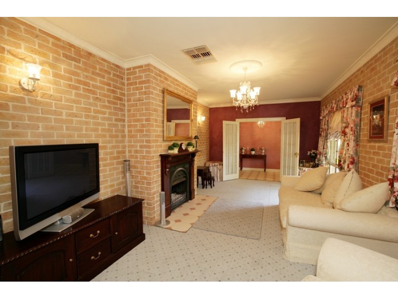 15 Sycamore Road, Lake Albert NSW 2650
