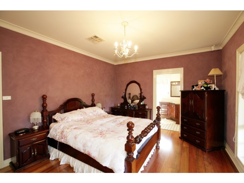 15 Sycamore Road, Lake Albert NSW 2650