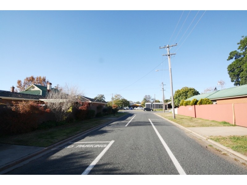 2 Lampe Avenue, Wagga Wagga NSW 2650