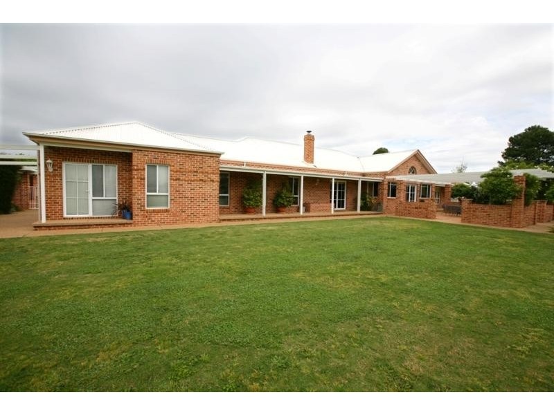 15 Tallowood Crescent, Lake Albert NSW 2650