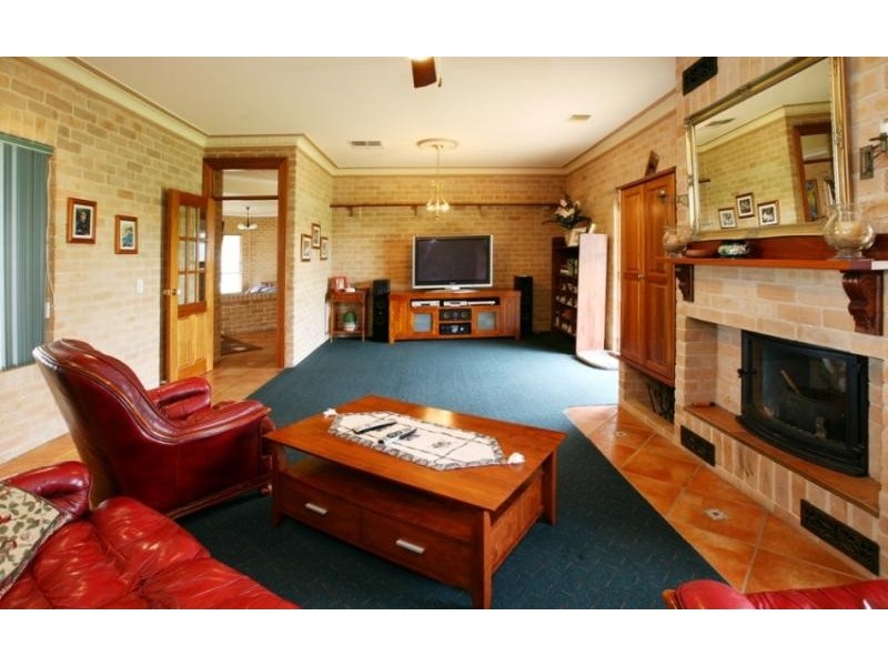 15 Tallowood Crescent, Lake Albert NSW 2650