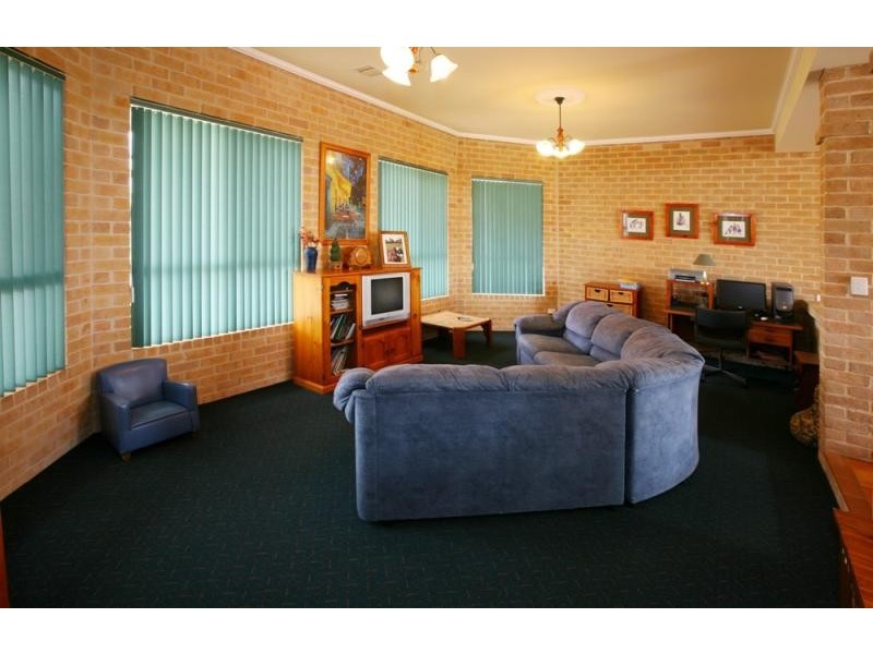 15 Tallowood Crescent, Lake Albert NSW 2650