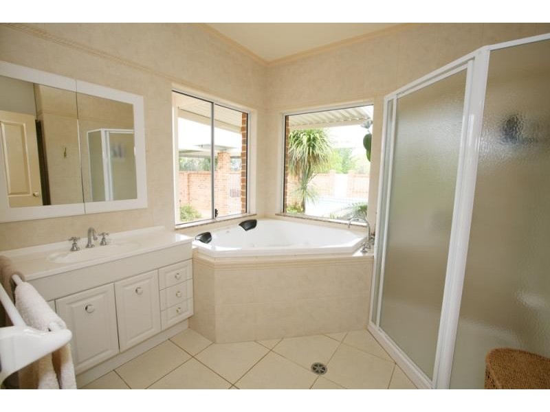 15 Tallowood Crescent, Lake Albert NSW 2650