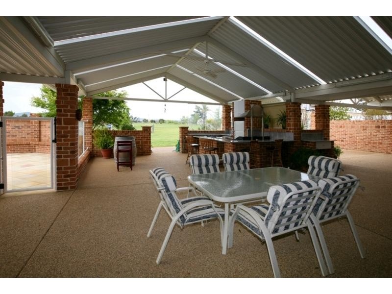 15 Tallowood Crescent, Lake Albert NSW 2650
